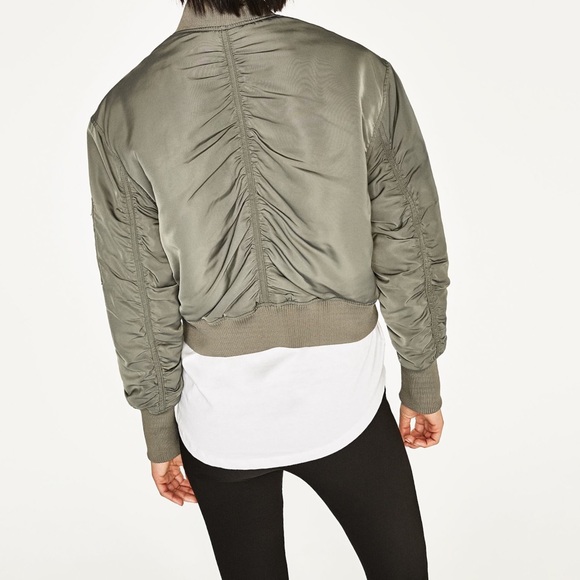 HOLIDAY PICK 🧣 Cropped Puffer Bomber - Picture 4 of 5